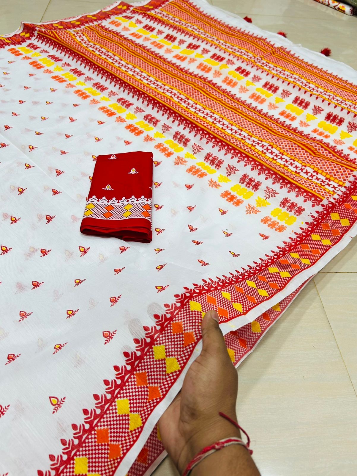 পহেলা বৈশাখের রঙে নিজেকে সাজান আভিজাত্যের ছোঁয়ায়! ✨